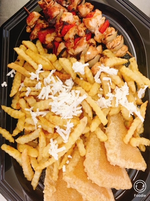 Platou cald varianta 4 - ( 4 buc frigarui de pui asortate + 4 buc cascaval pane  + cartofi prajiti cu branza rasa + muraturi asortate )  1800 gr   