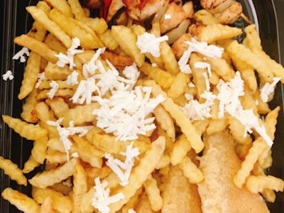 Platou cald varianta 4 - ( 4 buc frigarui de pui asortate + 4 buc cascaval pane  + cartofi prajiti cu branza rasa + muraturi asortate )  1800 gr