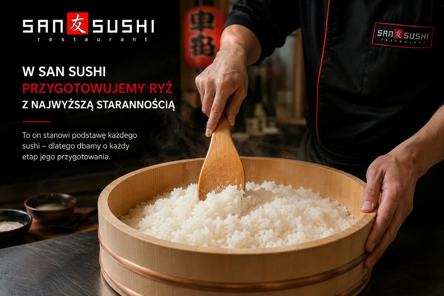 Sushimaster przygotowujący świeży ryż do sushi w restauracji San Sushi – ręczne mieszanie gorącego ryżu w tradycyjnej drewnianej misie, będącego podstawą autentycznego sushi.