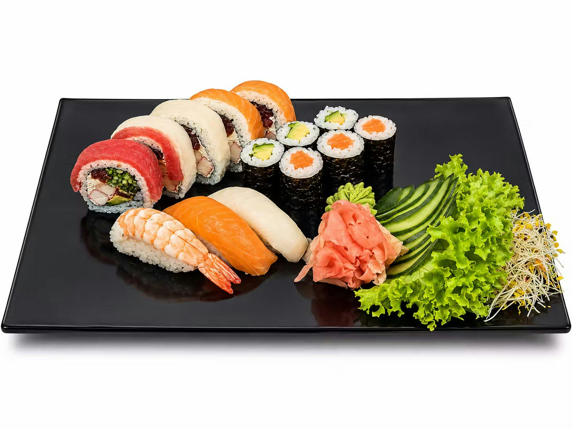 Zestaw różnych rodzajów sushi – maki, uramaki i nigiri z łososiem, tuńczykiem i krewetką