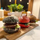 Cheeseburger (180 gram/ sos burger /ser/sałata/pomidor/ogórek kiszony/ czerwona cebula)