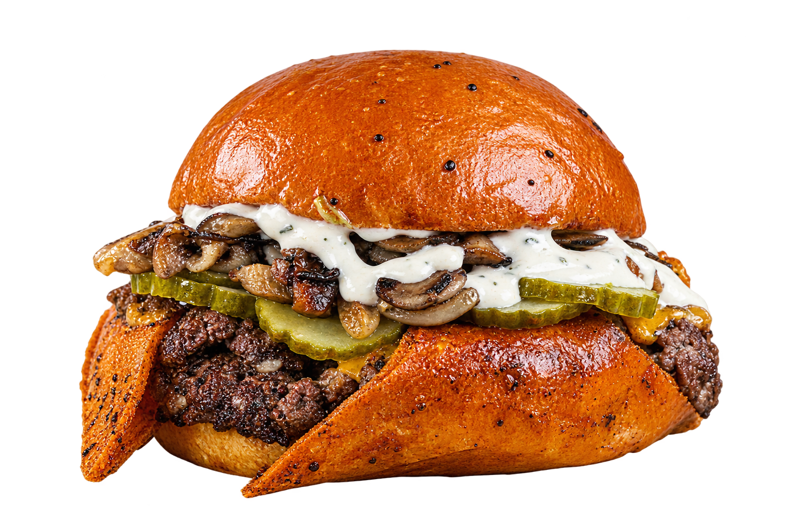 Burgery wołowe z serem cheddar, podawane na miękkiej bułce na drewnianej podstawce.