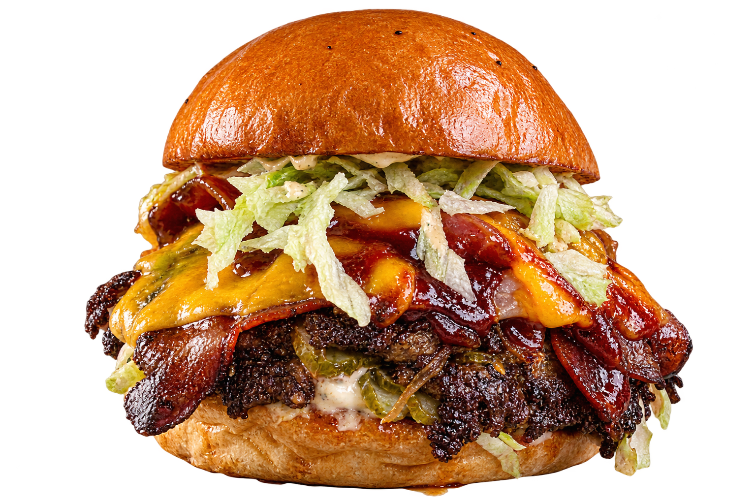Burger z soczystą wołowiną, cebulą, sałatą, pomidorem i sosem, podany na jasnej bułce na drewnianej desce.