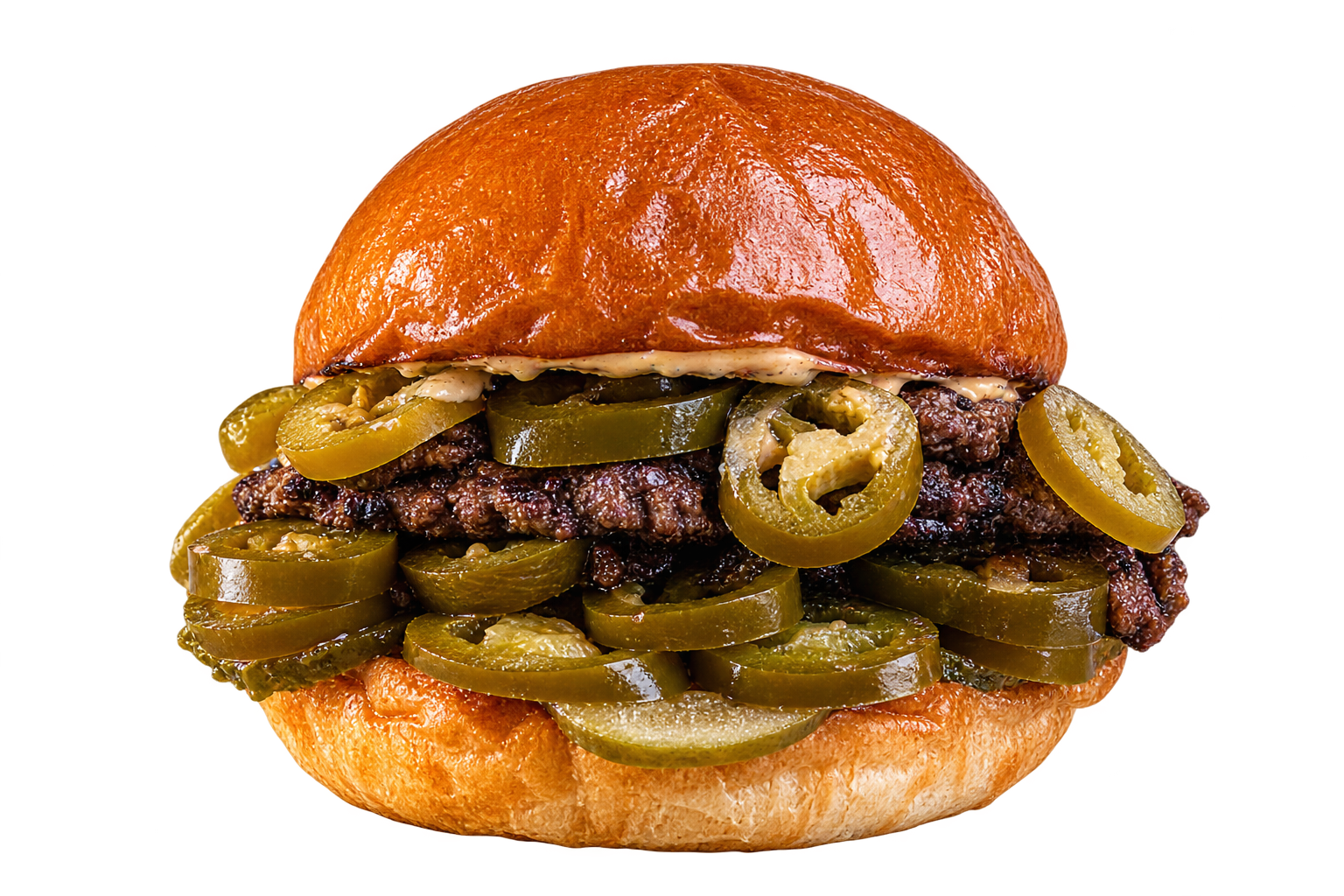 Soczysty burger z wołowiną, serem cheddar, papryczkami jalapeño na bułce, podany na drewnianej desce.