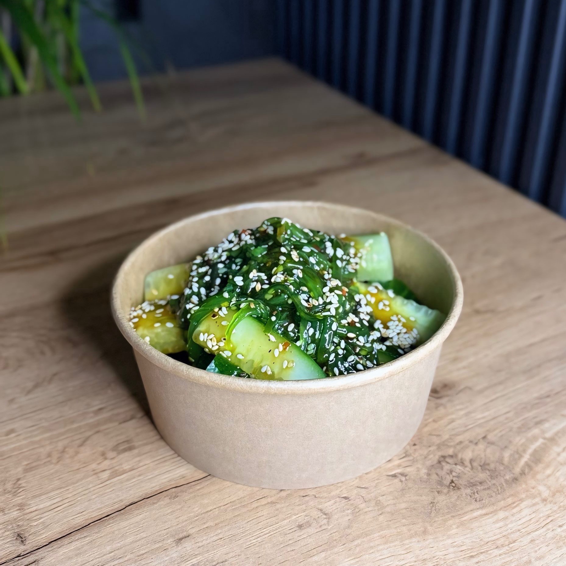 Bite ogórki w objęciach wakame