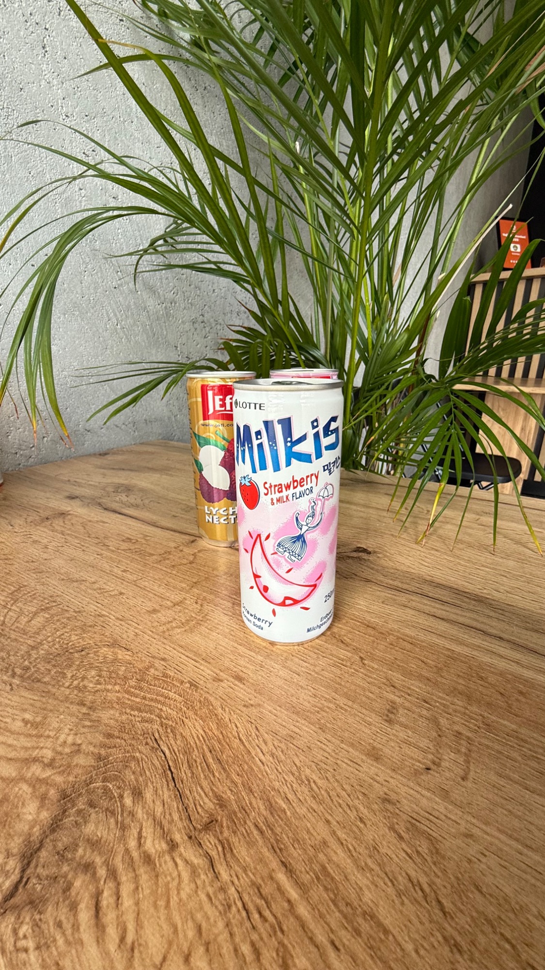 Gazowany napój o smaku truskawkowym 250ml