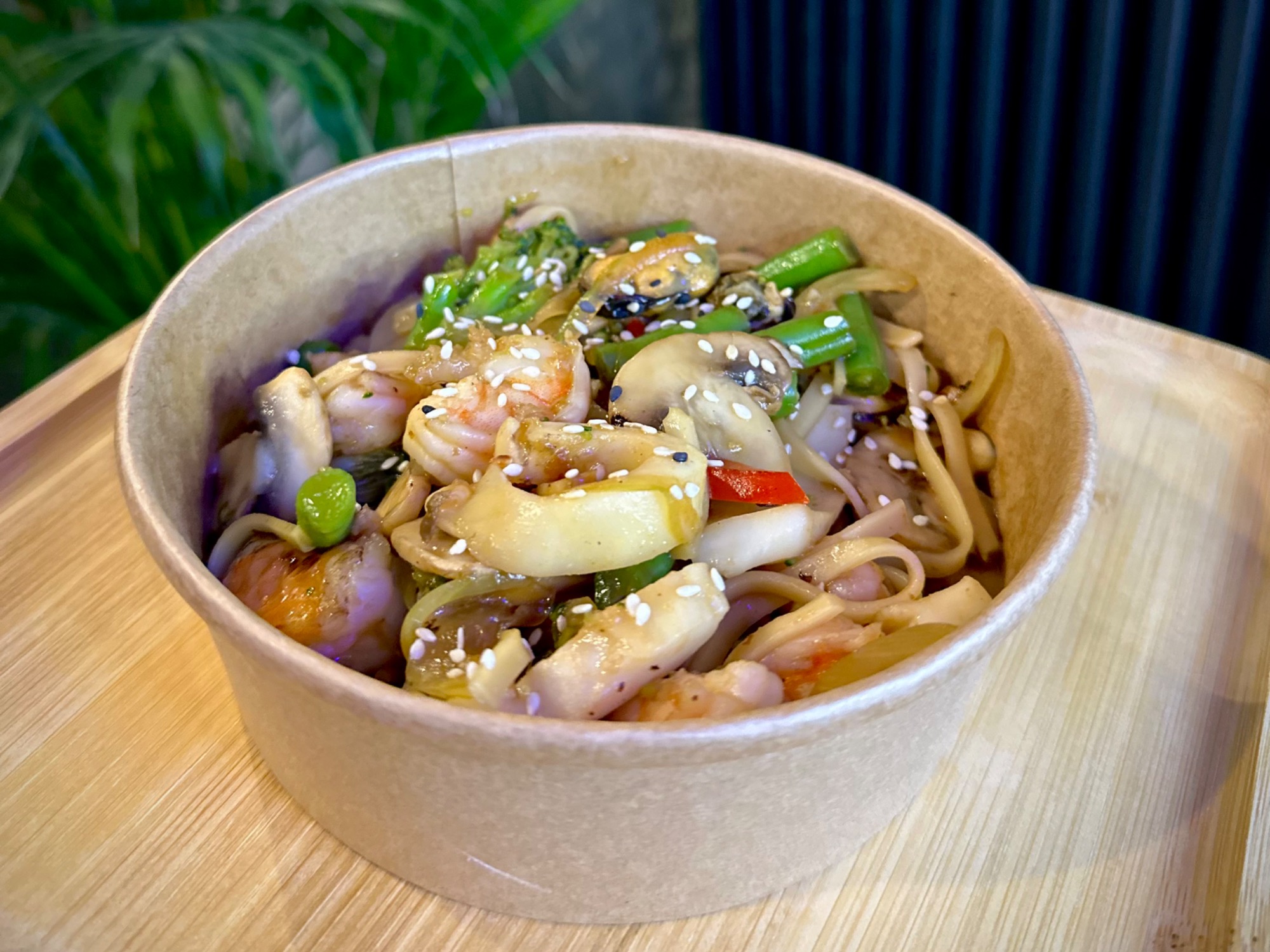 Makaron Udon z owocami morza