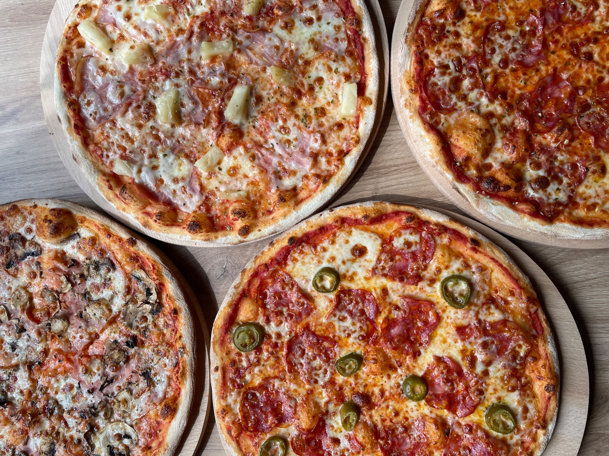 Cztery dowolne pizze 31 cm z menu 