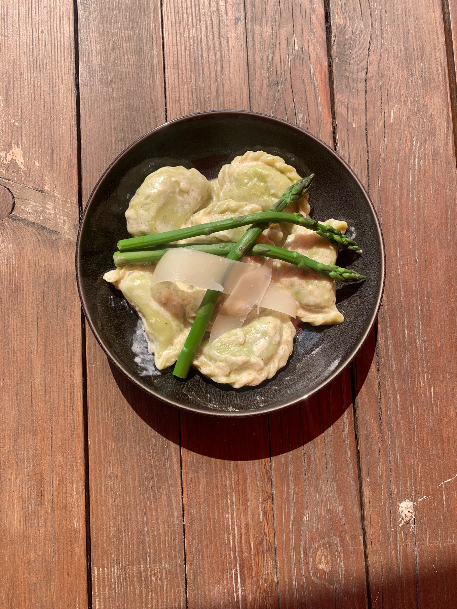 Pierogi ze szparagami i ricottą