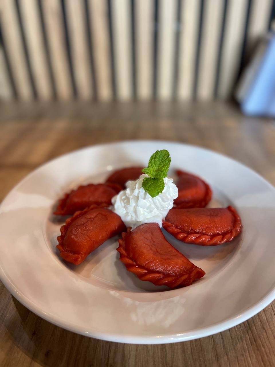 Pierogi różowe z twarożkiem i malinami