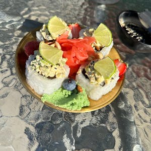 Uramaki Warzywa w tempurze  z Tatarem z Awokado