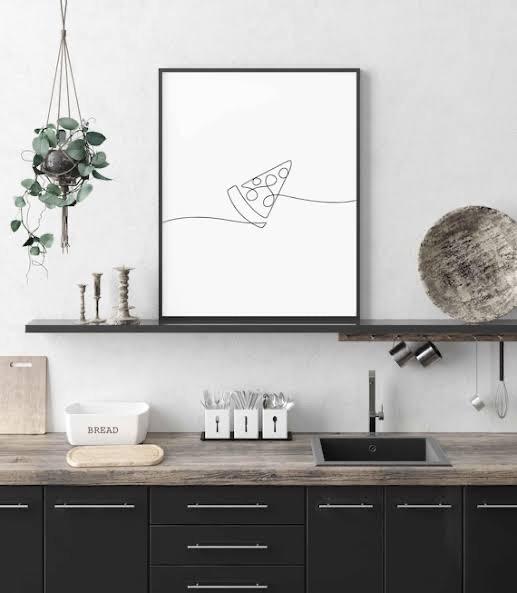 O ilustrație minimalistă cu o felie de pizza într-un cadru pe un perete, într-o bucătărie modernă.