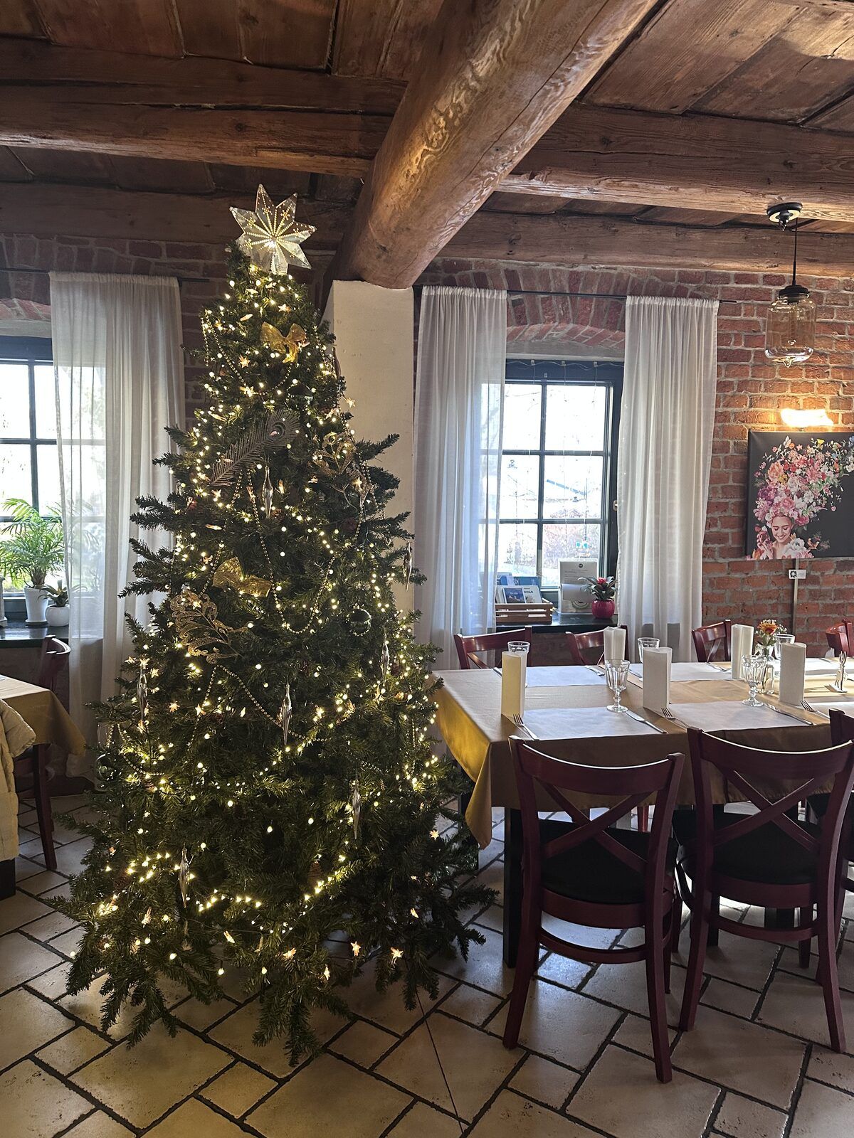 Sala restauracji ze świąteczną choinką
