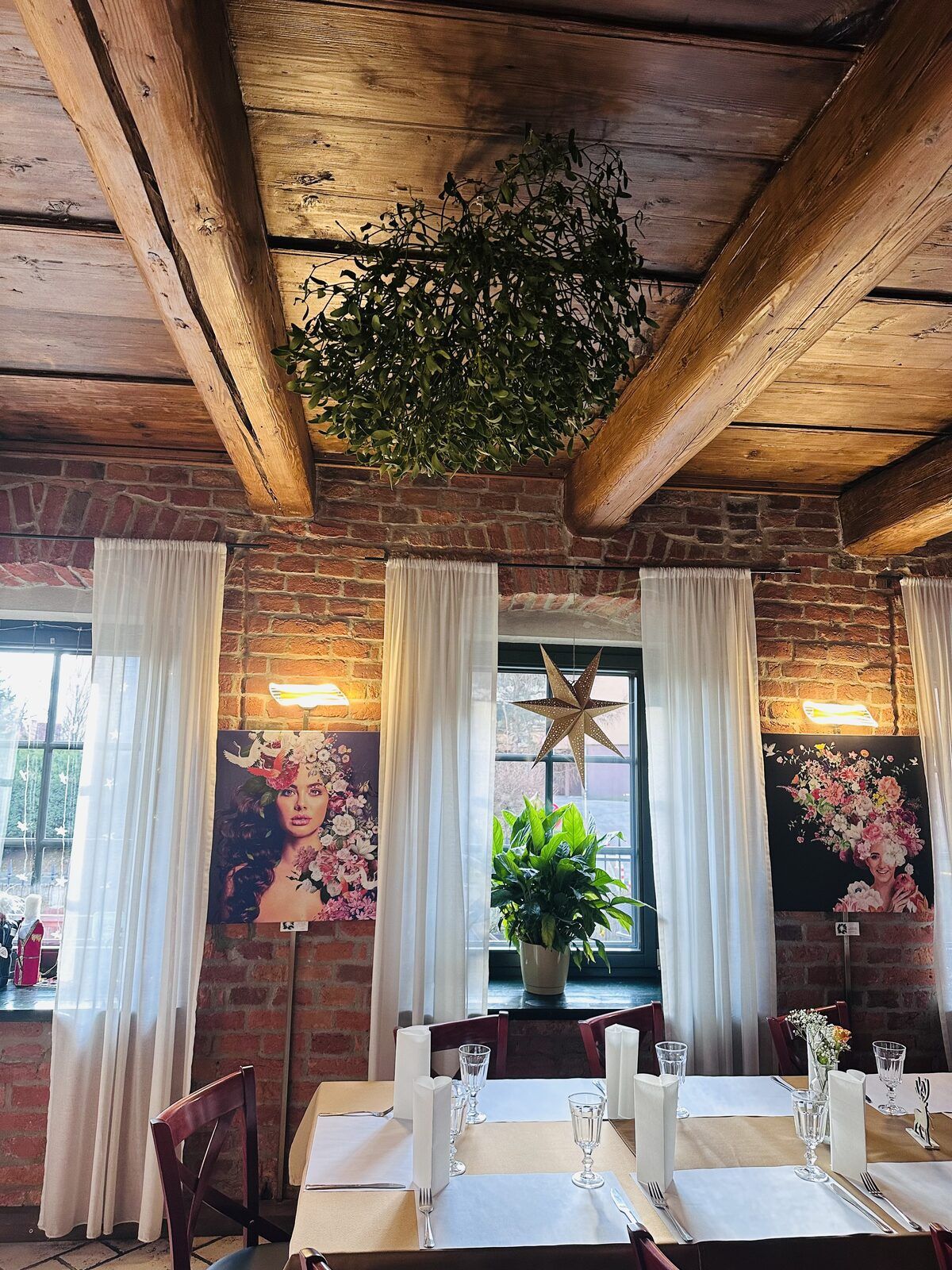 Jemioła i świąteczny wystrój restauracji Lunita