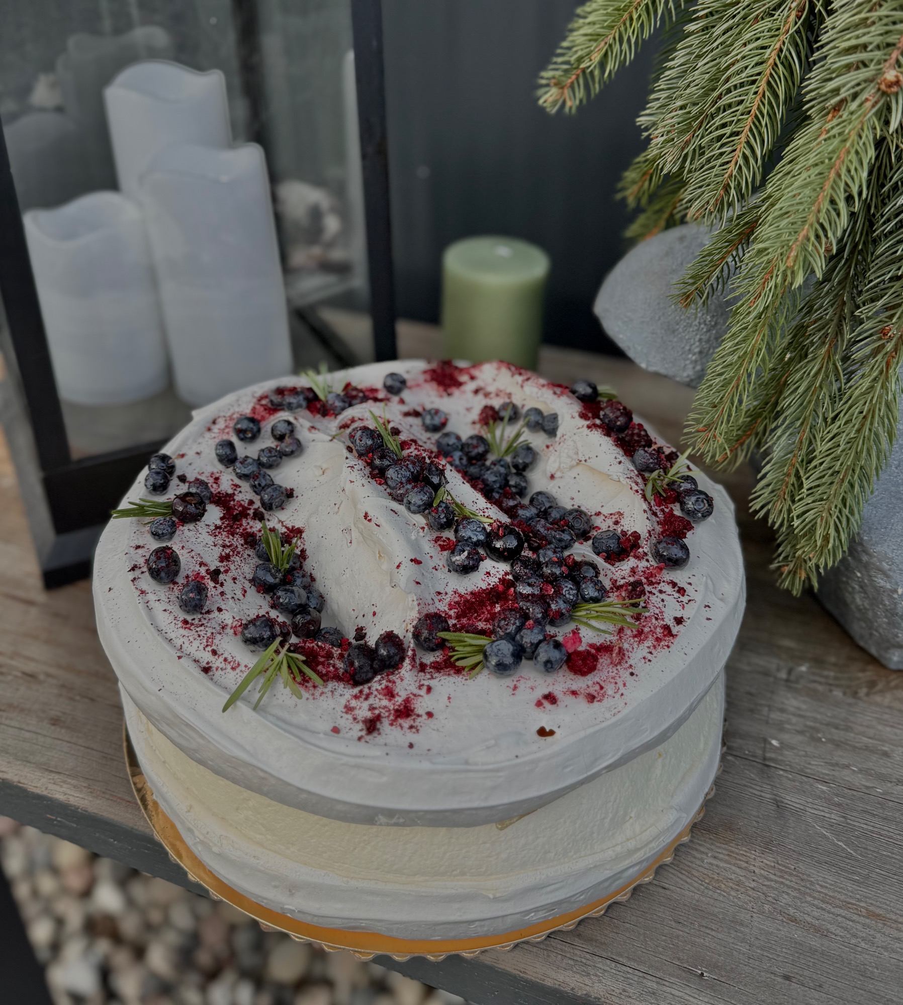 Beza z konfiturą z czarnej porzeczki