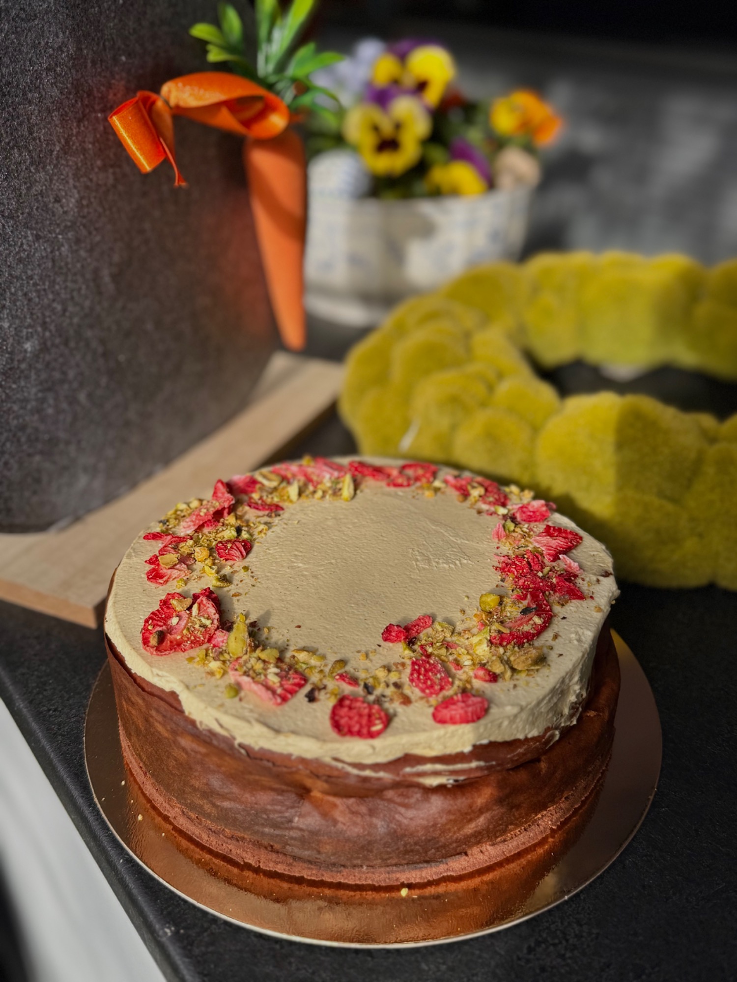 Sernik pieczony z kremem pistacjowym