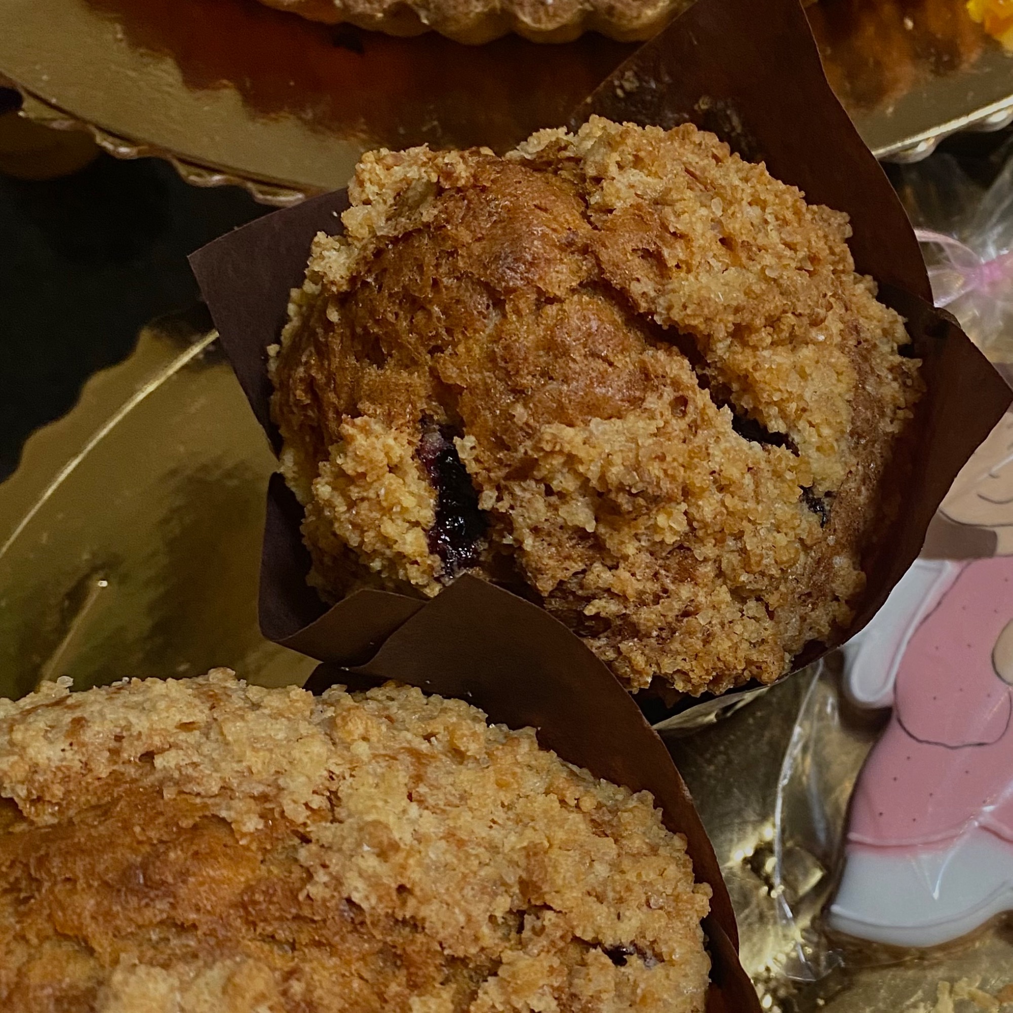 Muffin z czarną porzeczką i kruszonką