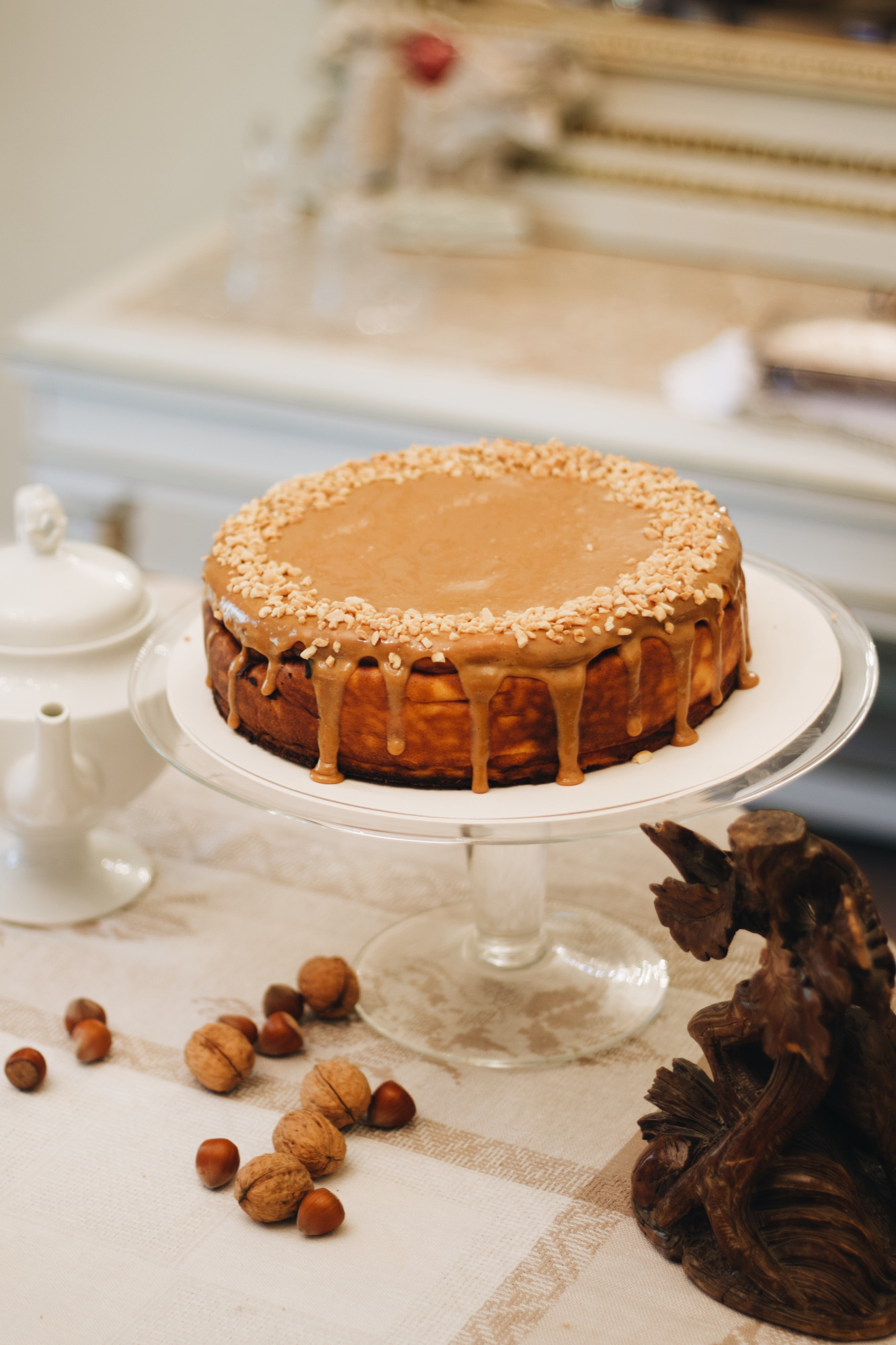 Sernik pieczony z kajmakiem i orzeszkami