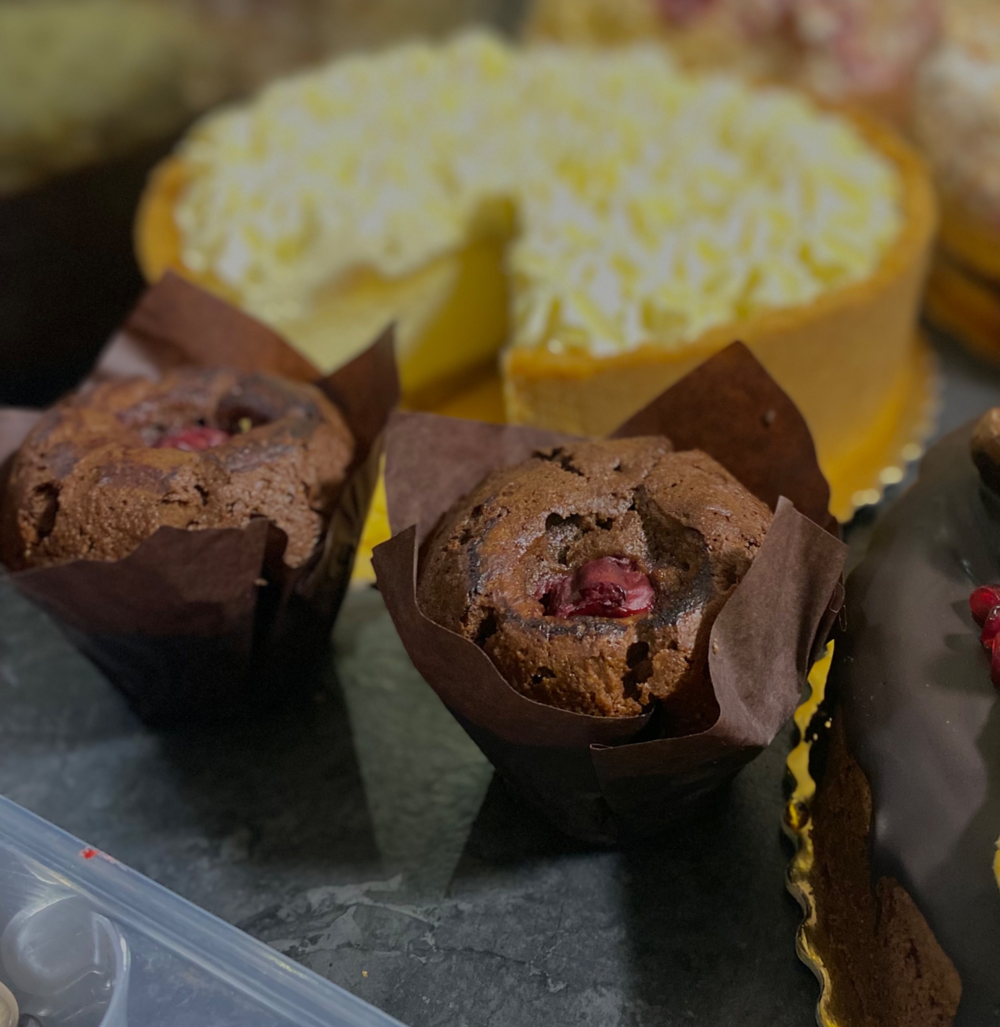 Muffin czekoladowy z wiśnią