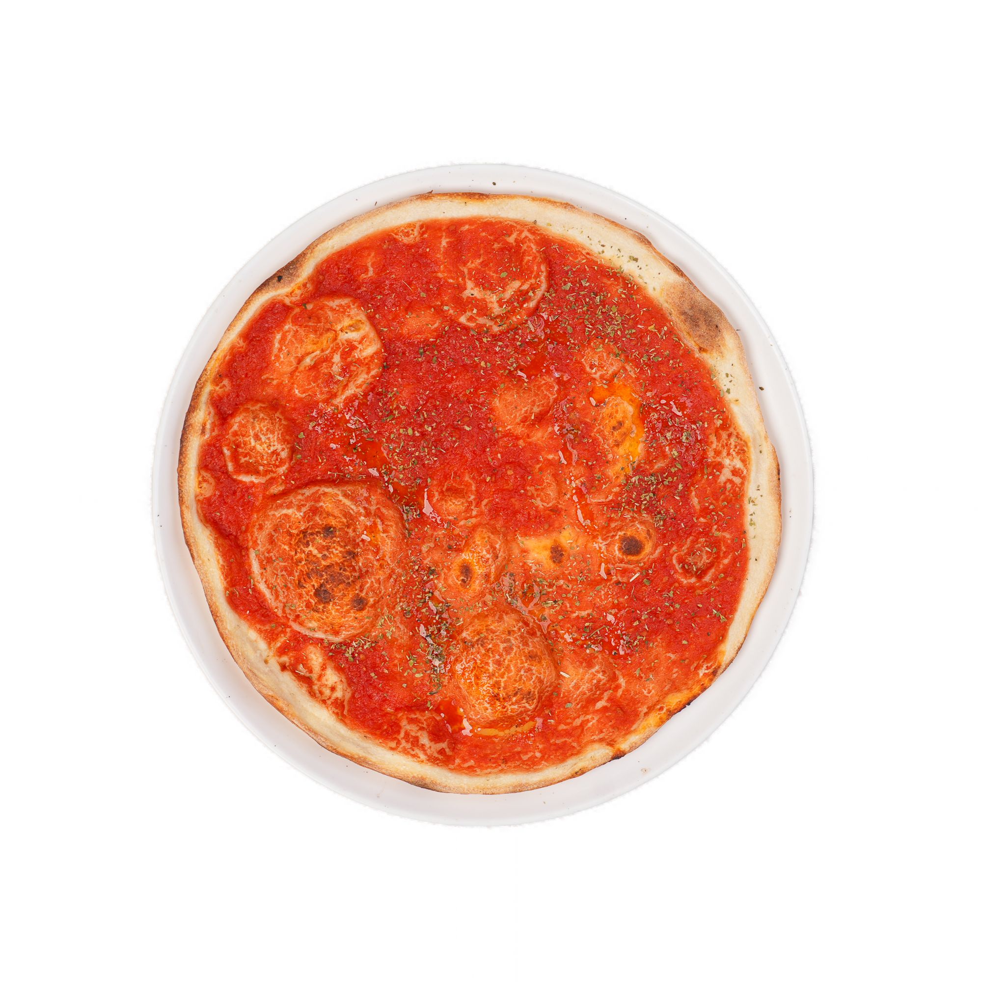 Pizza z sosem pomidorowym, z lekko przypieczonym brzegiem i posypana przyprawami, na białym tle.