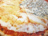 12. Pizza Quatro formaggi veľká (1,7,12)