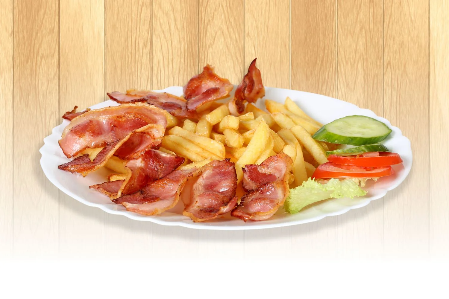 Grilovaná slaninka s hranolkami a zeleninou