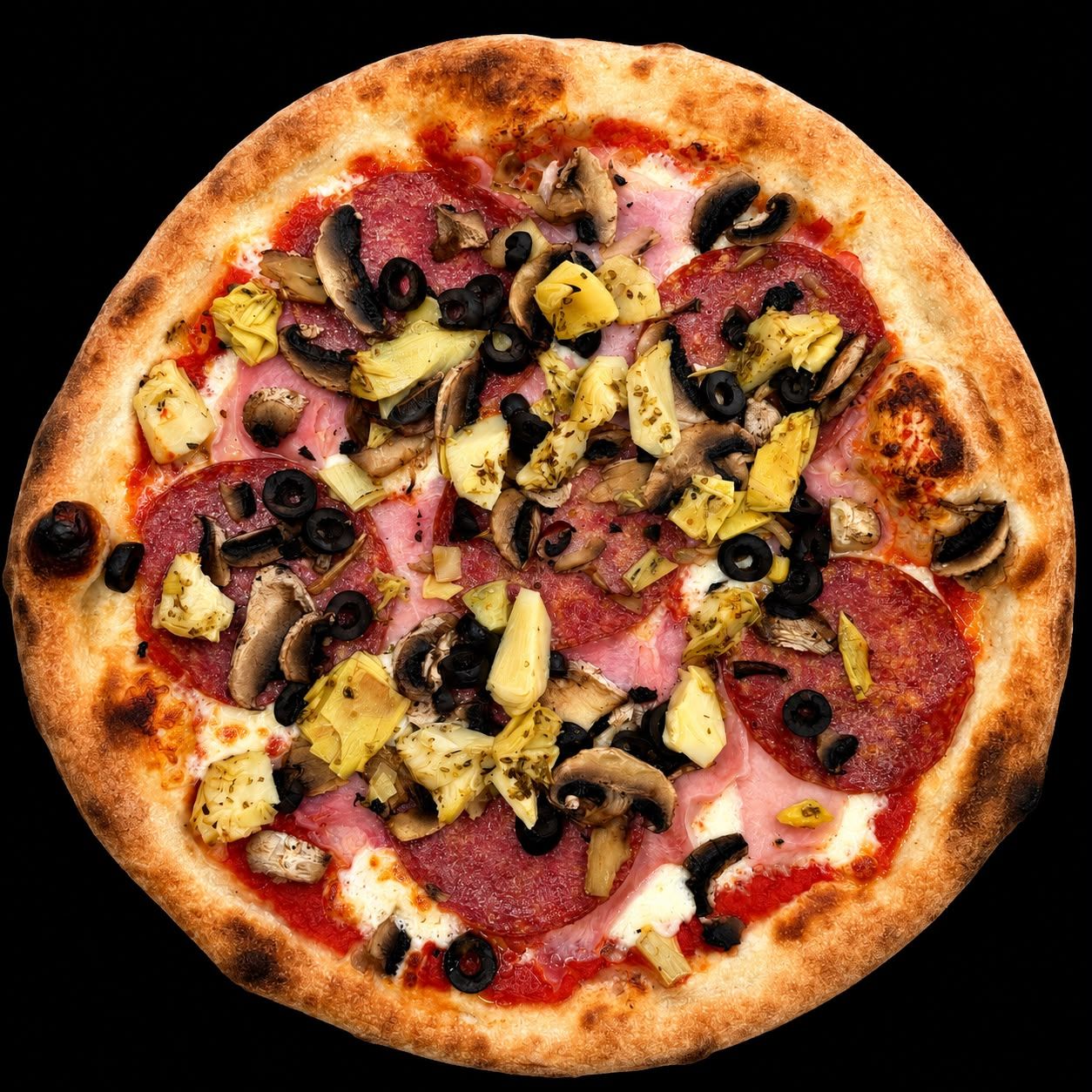 Pizza cu pepperoni, ciuperci, măsline, anghinare și sos de roșii pe crustă crocantă.
