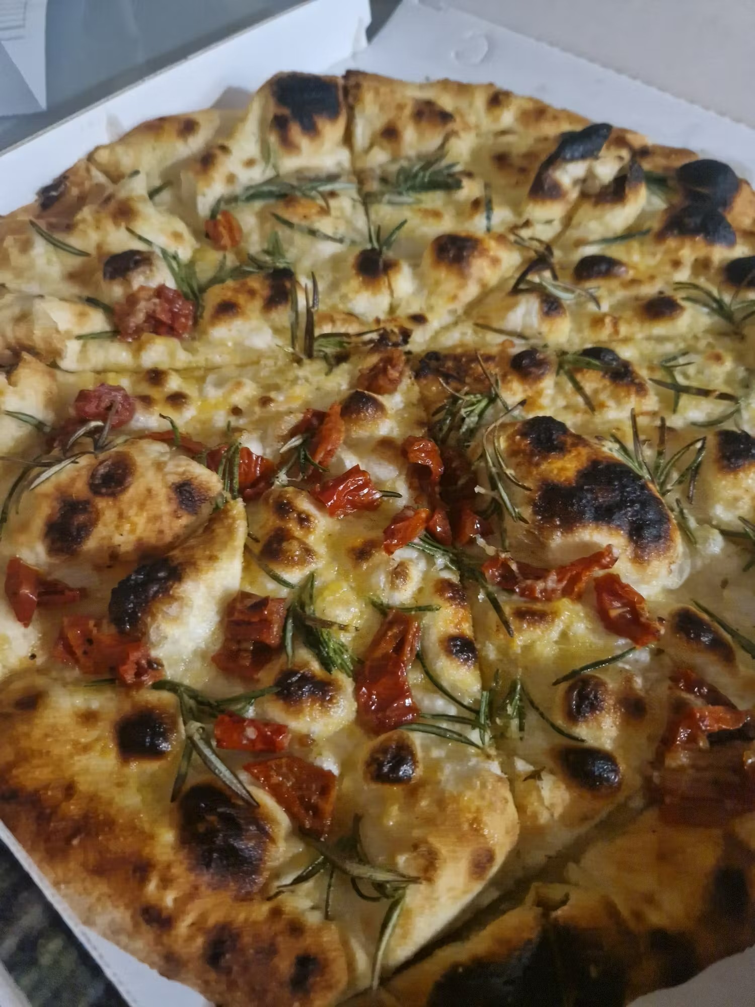 Foccacia z suszonymi pomidorami