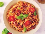 Spaghete cu sos de roșii, usturoi, busuioc și parmezan