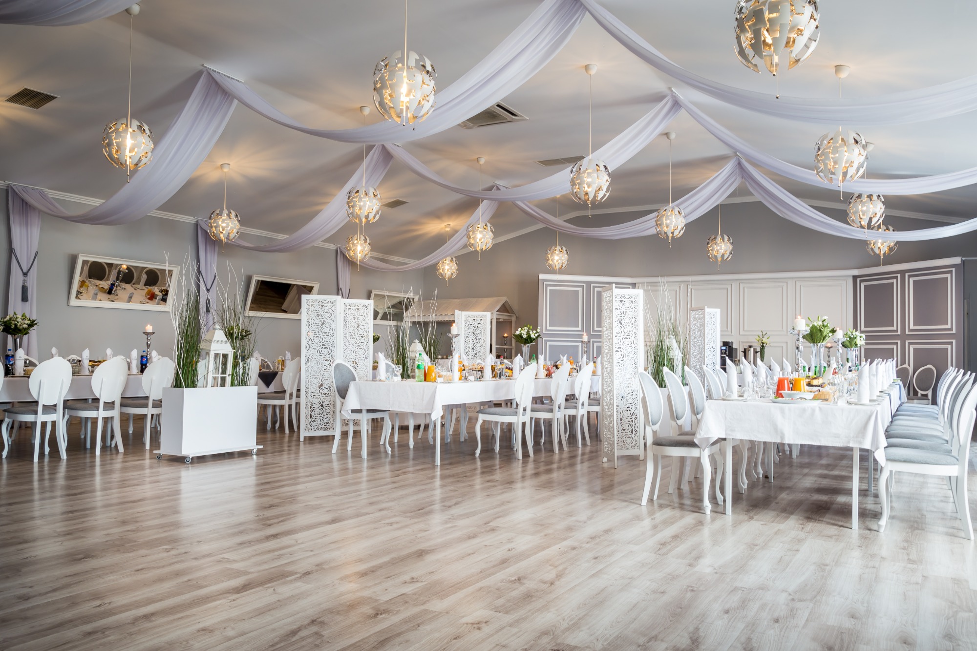 Przestronna sala weselna w Michałowicach umożliwia zaproszenie pokaźnej liczby gości.
