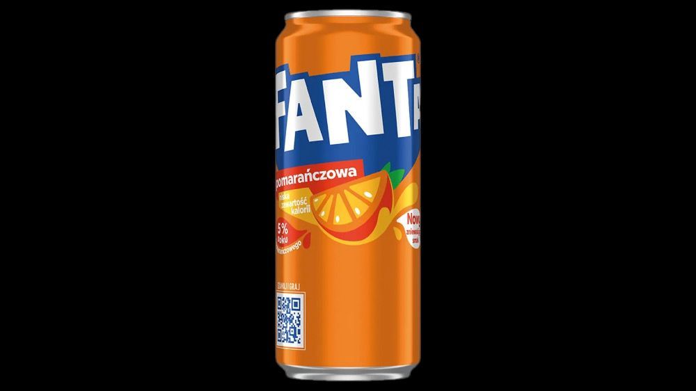Pomarańczowa puszka napoju Fanta z etykietą i kodem QR na czarnym tle.
