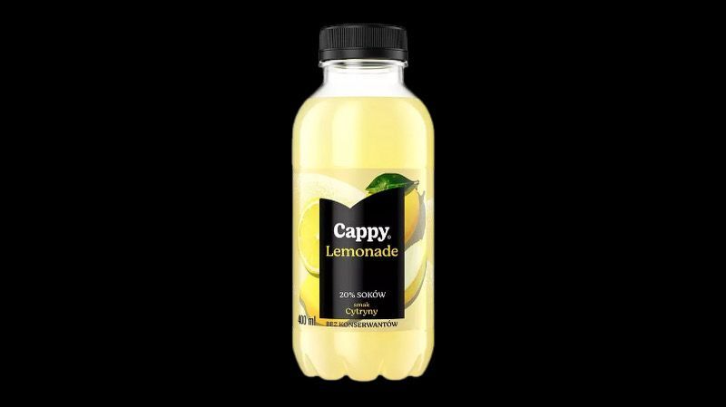Butelka lemoniady Cappy, żółty płyn, etykieta z logo i cytrynami na czarnym tle.