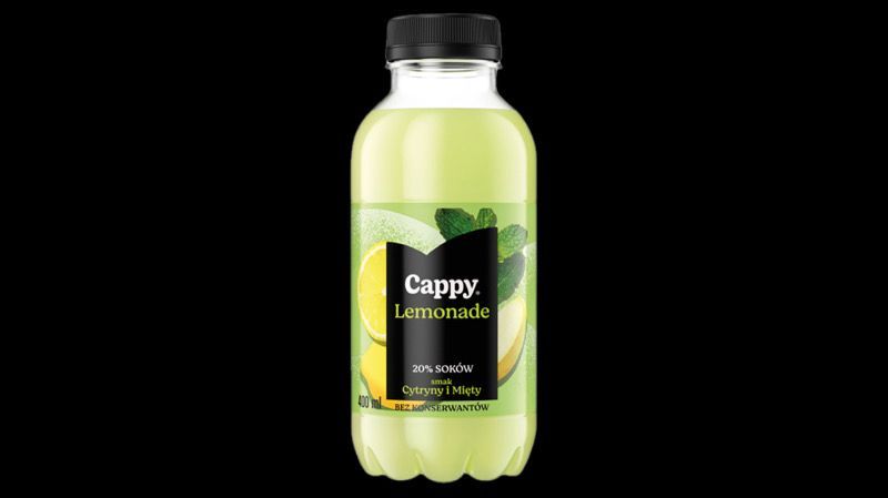 Butelka lemoniady Cappy z cytrynami i miętą, 20% soku, na czarnym tle.