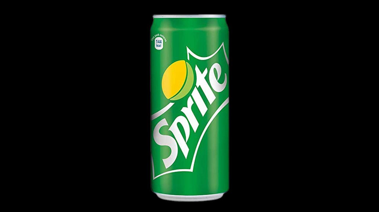 Zielona puszka napoju gazowanego Sprite z logo i plasterkiem cytryny na czarnym tle.