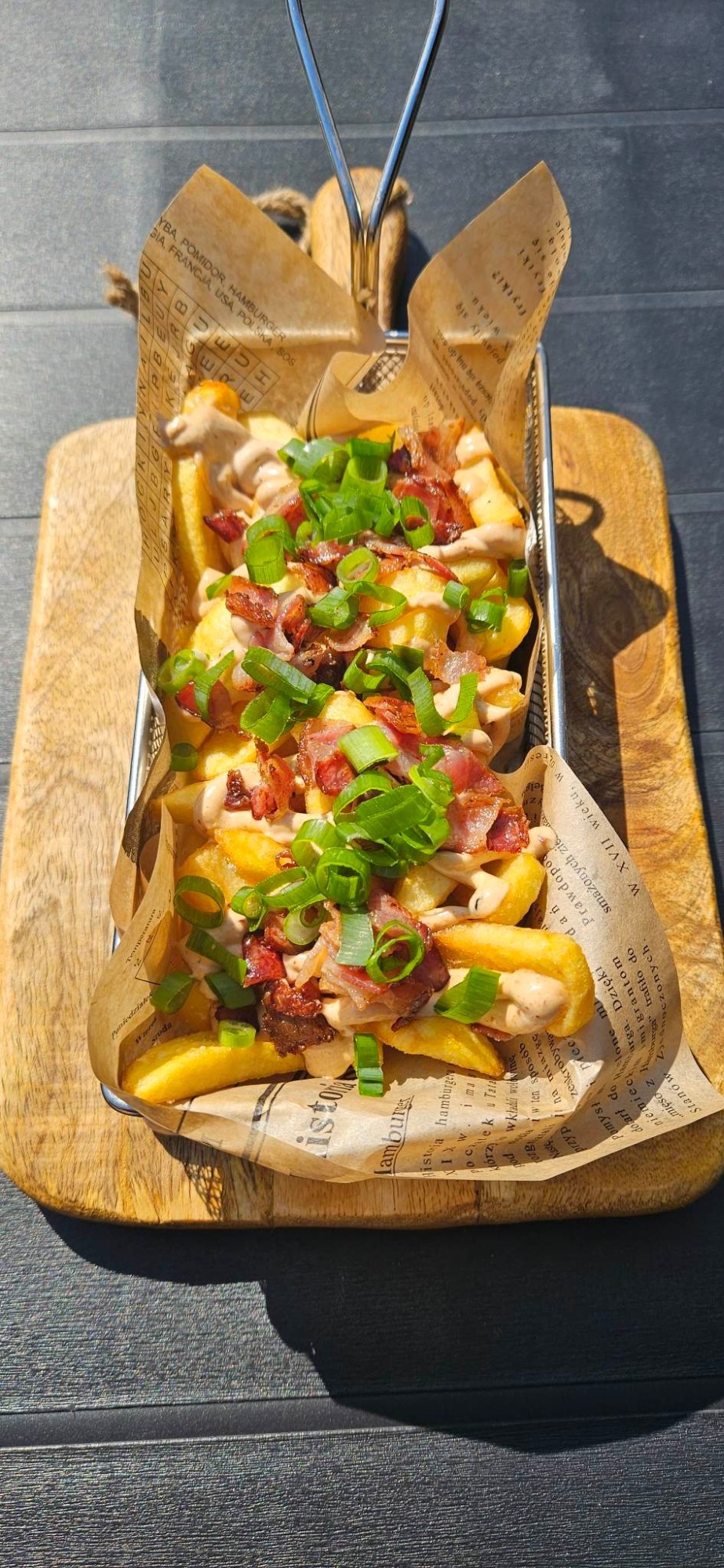 frytki z sosem chipotle + boczek + dymka + jallapeno 