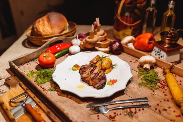 COTLET DE PORC LA GRĂTAR/ GRILLED PORK  CHOP