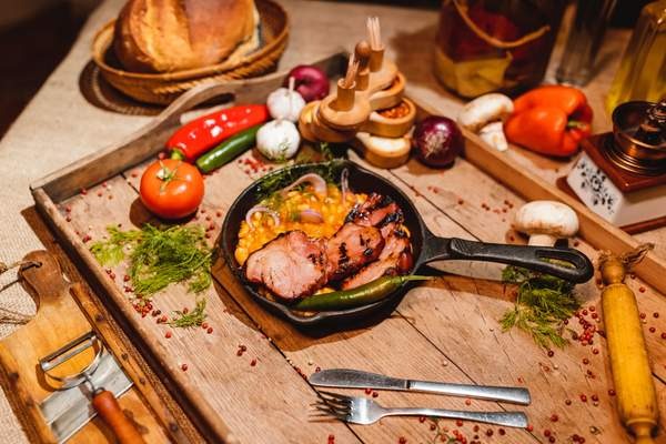 CIOLAN AFUMAT CU IAHNIE DE FASOLE/  65,00 RON  SMOKED HAM HOCK WITH BEAN STEW