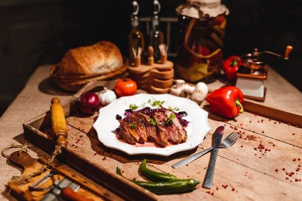 PIEPT DE RAȚĂ PE PAT DE VARZĂ ROȘIE  ȘI SOS DE AFINE/ DUCK BREAST ON A BED CABBAGE AND BLUEBERRY  SAUCE