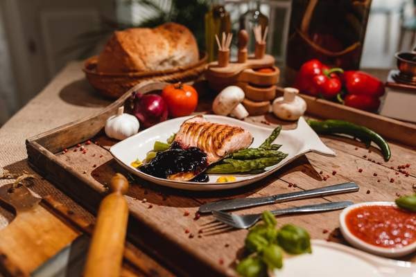 FILE DE SOMON CU SPARANGHEL ȘI SOS DE FRUCTE  DE PĂDURE/ SALMON FILLET WITH ASPARAGUS AND BERRY  SAUCE