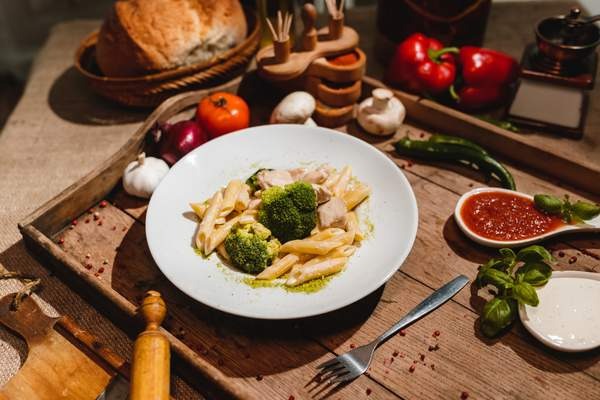 PENNE CU BROCCOLI SI PUI/  PENNE WITH BROCCOLI AND CHICKEN 