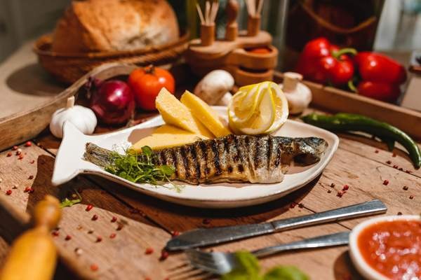 PĂSTRAV LA GRĂTAR/ GRILLED TROUT