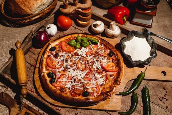 ȚĂRĂNEASCĂ/ COUNTRY-STYLE PIZZA