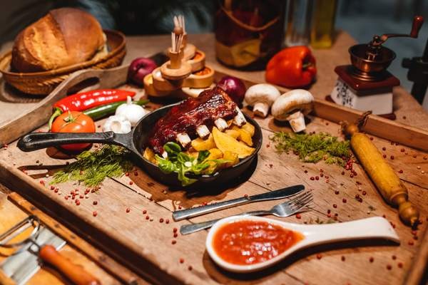 SCĂRICICĂ CU CARTOFI AURII ȘI SOS BBQ/  PORK RIBS WITH GOLDEN POTATOES AND BBQ SAUCE