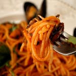 Spaghete cu midii și sos de roșii
