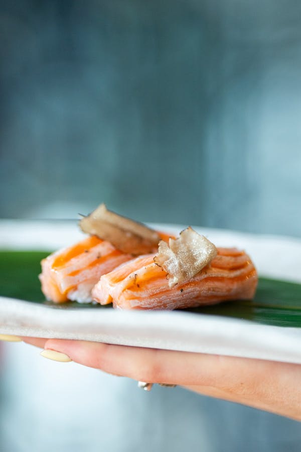 Nigiri fatty salmon podawane z czarną truflą