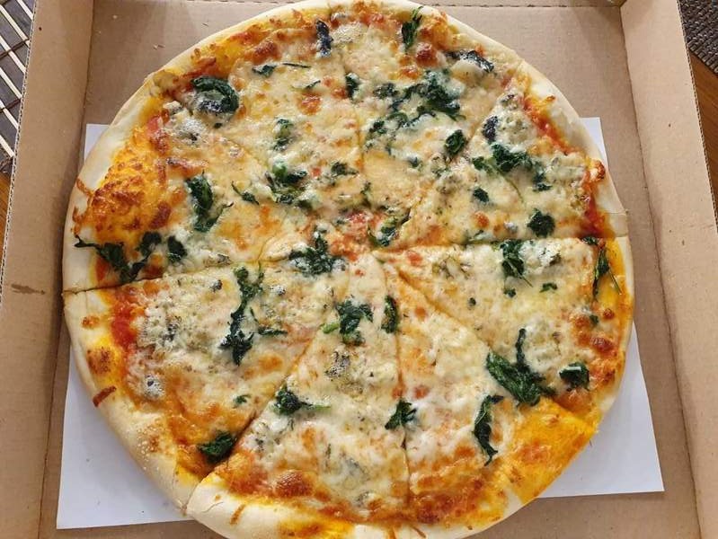 Pizza Quattro Formaggi con Spinaci