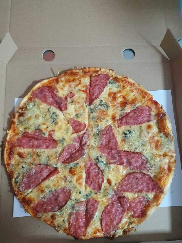 Pizza Quattro Formaggi con Salami