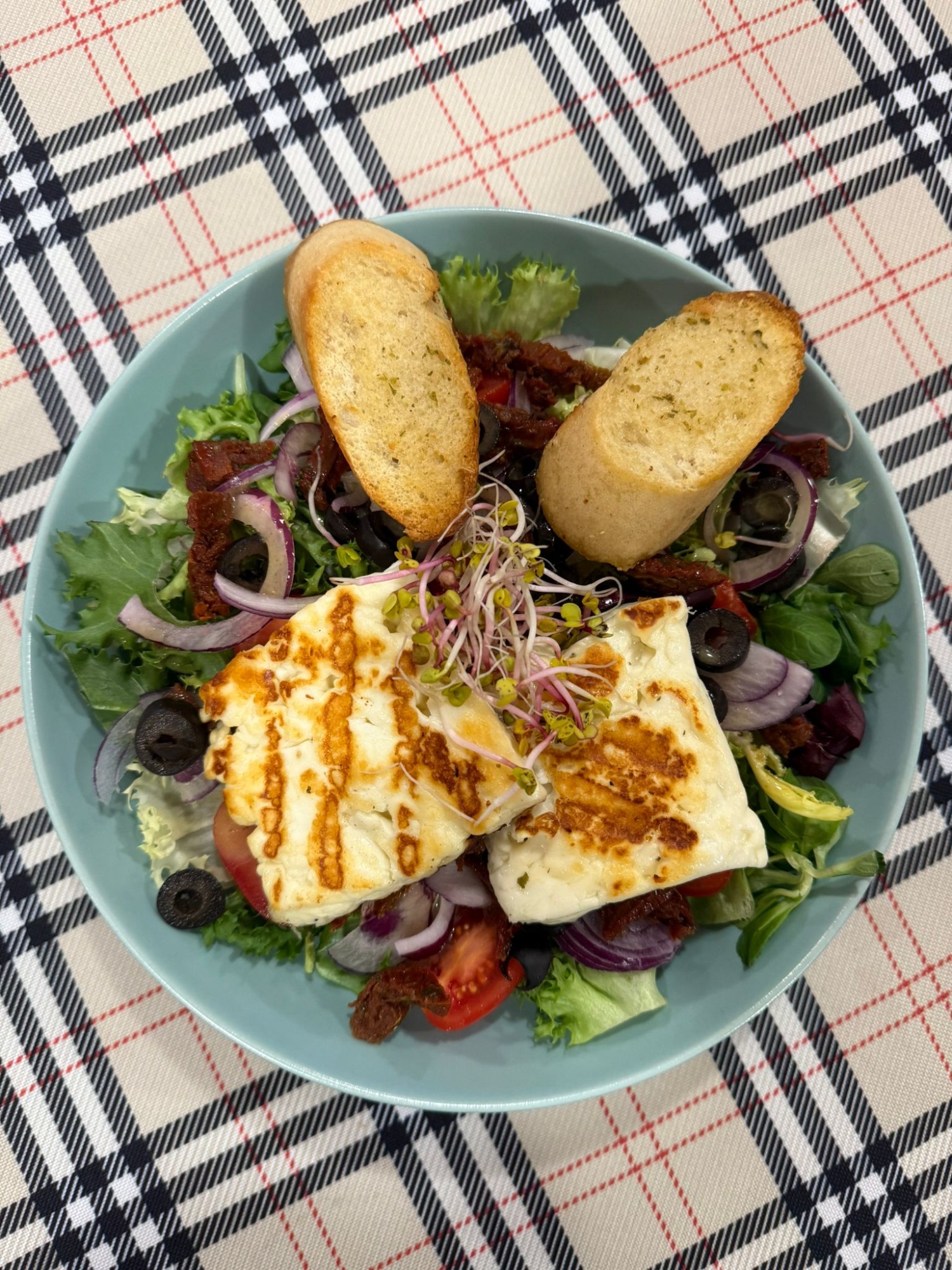 Sałatka z serem Halloumi