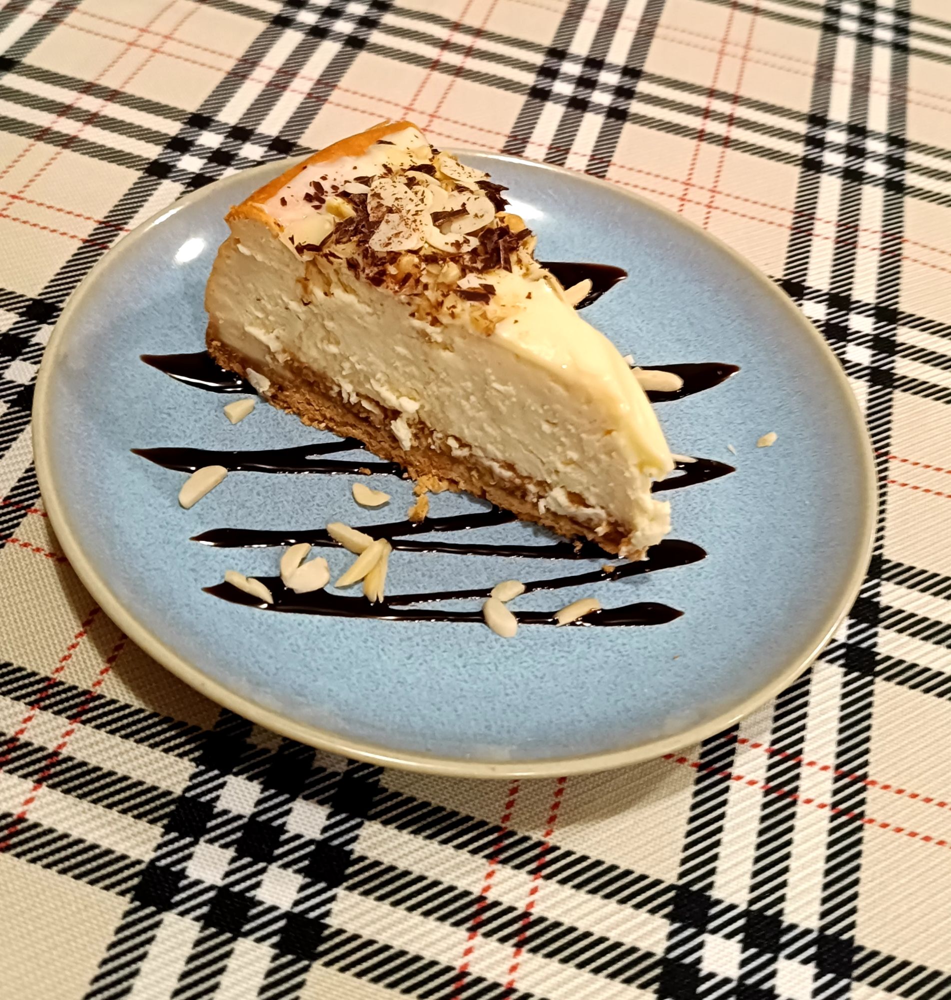 Sernik z białym makiem i bakaliami