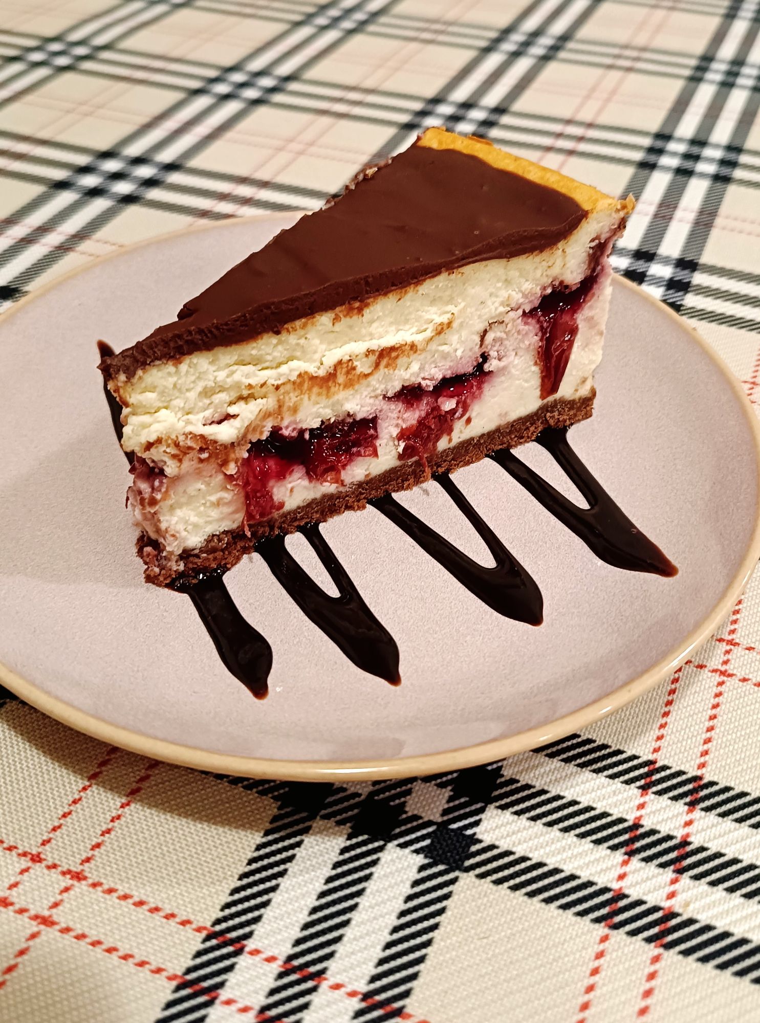 Sernik z wiśniami i czekoladą